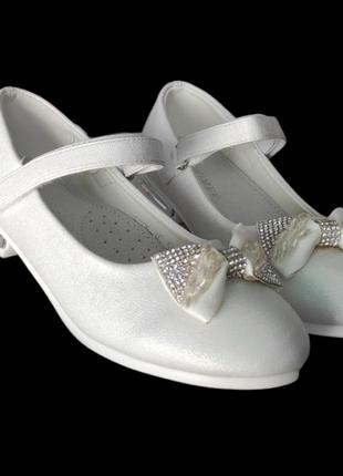 Белые перламутровые туфли с бантиком для девочки праздничные маломер8 фото