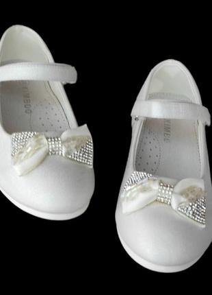 Белые перламутровые туфли с бантиком для девочки праздничные маломер10 фото