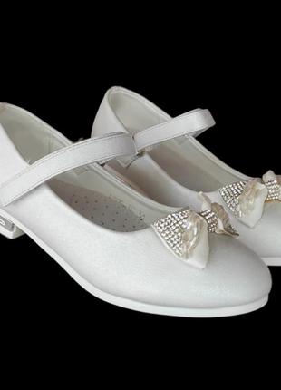 Белые перламутровые туфли с бантиком для девочки праздничные маломер9 фото