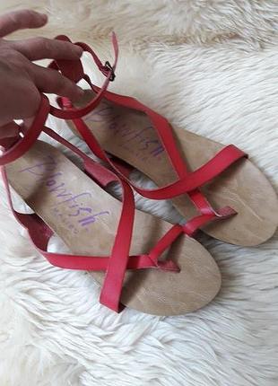 Шкіряні босоніжки з палітурками blowfish 39 розмір