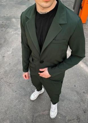 Стильный костюм тёмно-зелёного цвета1 фото