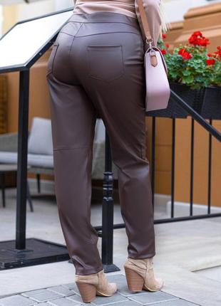 Стильные брюки из эко-кожи, батальные размеры, трендовые цвета3 фото