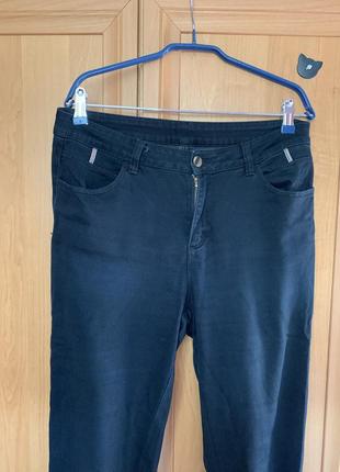 Темно-синие джинсы с рваными коленями2 фото