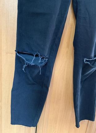 Темно-синие джинсы с рваными коленями4 фото