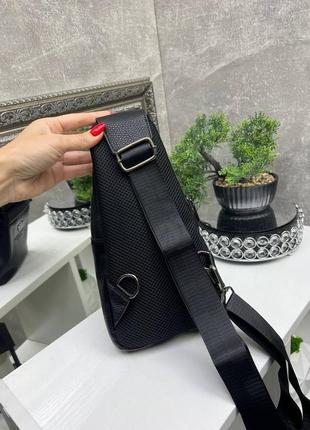 Черная практичная стильная сумочка слинг натуральная кожа2 фото