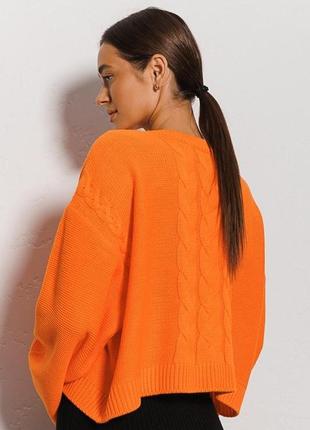 Женский вязаный яркий свитер с косичками3 фото