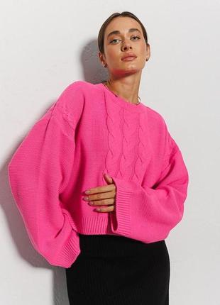 Женский вязаный яркий свитер с косичками