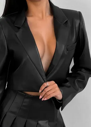 Укороченный пиджак из эко-кожи черный3 фото