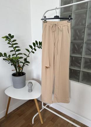 Стильные широкие базовые брюки с разрезом5 фото