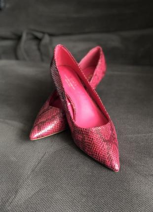 Розовые туфли лодочки в змеиный принт на невысоком каблуке1 фото