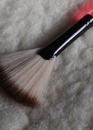 Smashbox fan brush 22 легкая кисть веер для пудры хайлайтера3 фото