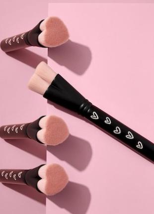 Кисть для тональной основы в форме сердца mary kay4 фото