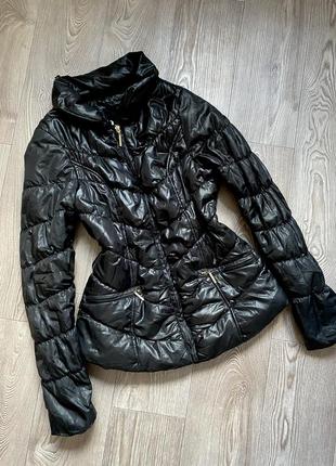 Черная стеганая куртка