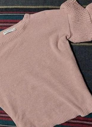 Розовый свитер с рюшами