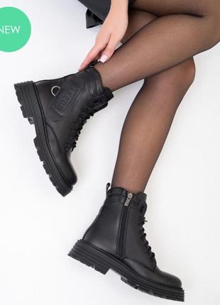 Теплые черные ботинки с объемной вставкой