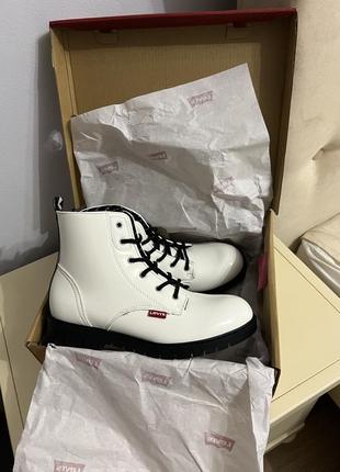 Белые ботинки levi’s8 фото