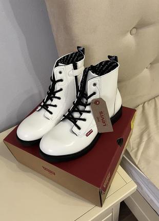 Білі ботинки оригінал від levi’s