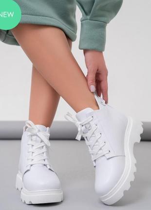Білі зимові черевики на шнурівці2 фото