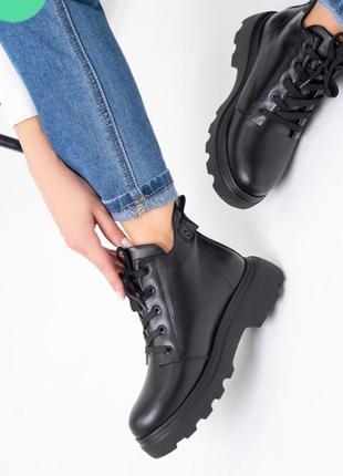 Чорні зимові черевики на шнурівці