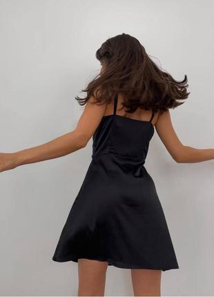 Невероятное атласное платье вечернее мини на тонких бретельках шелковая приталенная юбка свободного кроя4 фото