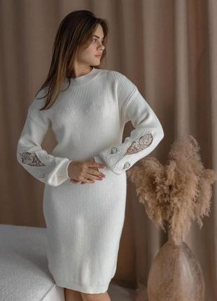 Платье машина вязка с вышивками на рукавах