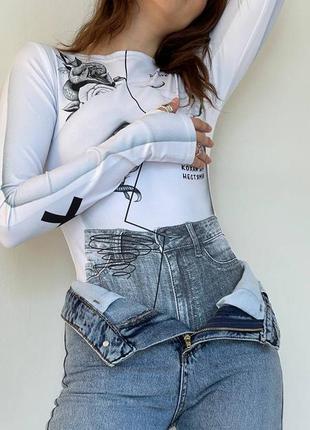 Трендовый боди с рукавами принтом тату надписи джинсами по фигуре6 фото