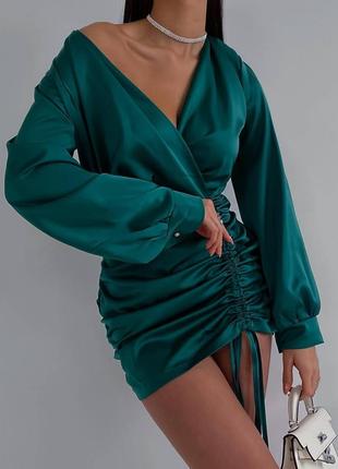 Жіноча елегантна вечірня смарагдова ідеальна сукня з атласної тканини з куліскою 2023
