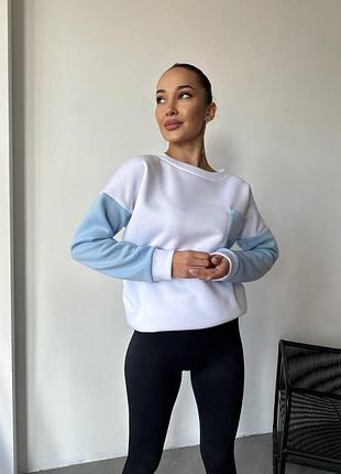 Біла тепла кофта-батник з блакитною кишенею та рукавами з тринитки на флісі
