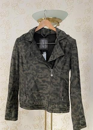 Завшевая куртка guess