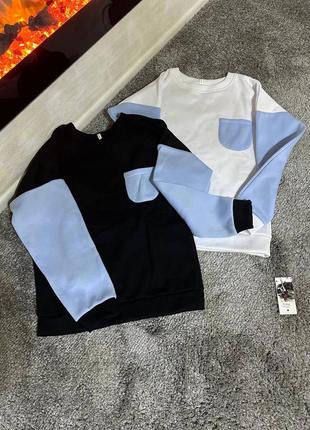 Свитшот на флисе свободного кроя кофта лонгслив с карманом теплый стильный базовый черный белый с голубыми рукавами1 фото