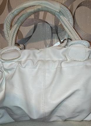 Біла об'ємна сумочка з квіткою3 фото