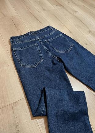 Темно-синие рваные джинсы