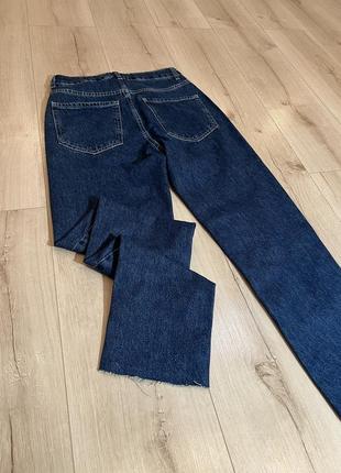 Темно-синие рваные джинсы