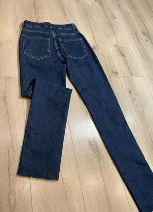 Темно-синие рваные джинсы