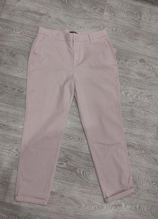 Жіночі пудрові брючки з високою талією.