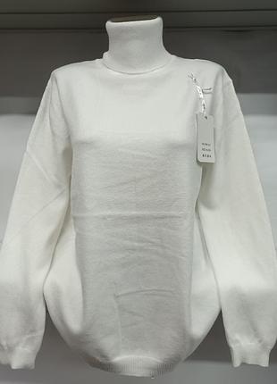 Женский теплый гольф белого цвета  ( грудь 107 см )