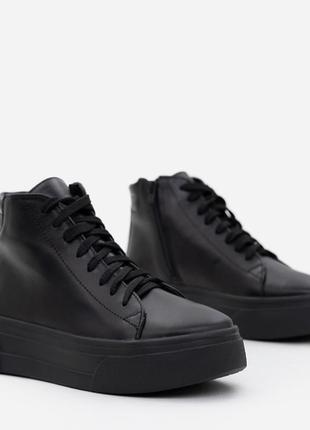 Черные кожаные ботинки на байке2 фото