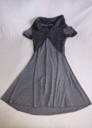 Женское серое платье с вязаной частью с коротким рукавом