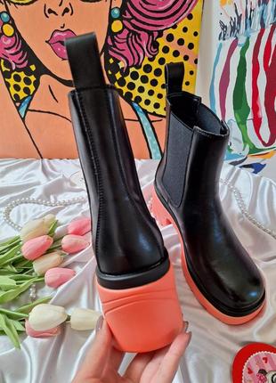 Черные кожаные ботинки челси с яркой оранжевой подошвой7 фото