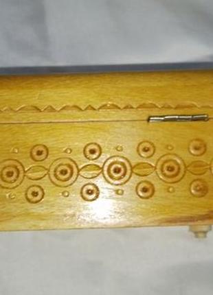 Шкатулка дерев'яна різьблена з відкидною кришкою 18х10х7см4 фото
