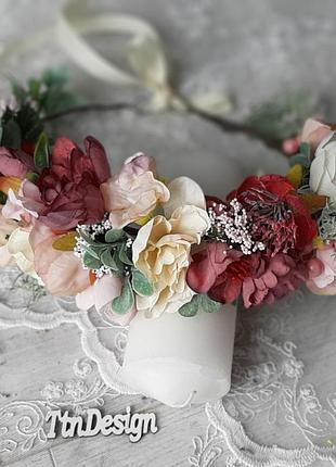 Венок на голову в молочных и бордовых тонах