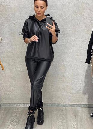 Повсякденний жіночий чорний костюм з екошкіри на хутрі (худі+штани) 42-44 ,46-484 фото