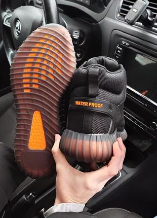 Зимние мужские кроссовки adidas yeezy 350 v2 черные с оранжевым4 фото
