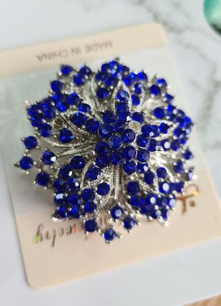 Объемная брошь с камнями