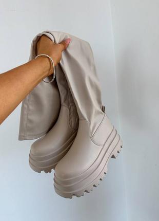 Крутые ботфорты на высокой подошве