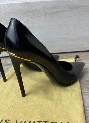 Туфли лодочки louis vuitton с золотым каблуком черного цвета3 фото