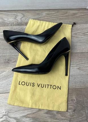 Туфли лодочки louis vuitton с золотым каблуком черного цвета1 фото