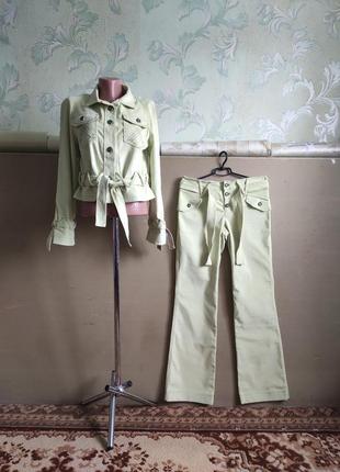 Вельветовый брючный костюм зелёный лайм: куртка и джинсы8 фото