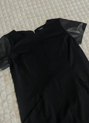 Черное платье с кожаными рукавами