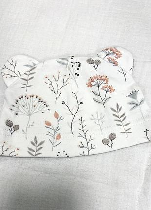 Мила шапочка на новонародженого малюка